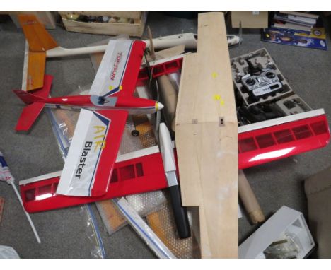 A QUANTITY OF MODEL AIRCRAFT, AEROPLANES AND ACCESSORIES TO INCLUDE A TOP GUN AIRBLASTER TOGETHER WITH A QUANTITY OF REMOTE C