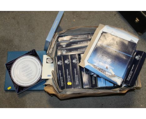 A QUANTITY OF BOXED AYNSLEY COLLECTORS PLATES, TOGETHER WITH WEDGWOOD AND ROYAL WORCESTER EXAMPLES 