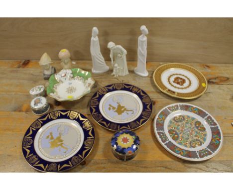 A QUANTITY OF ASSORTED CERAMICS TO INC ROYAL WORCESTER AND SPODE