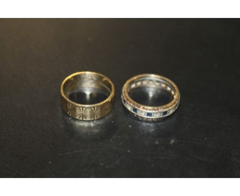 A HALLMARKED 18CT GOLD WEDDING BAND, APPROX 4.9 G, TOGETHER WITH A HALLMARKED 9CT TWO COLOUR GOLD ETERNITY RING SET WITH SAPP