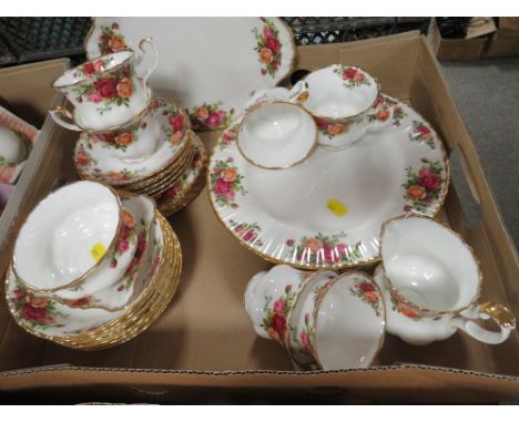A TRAY OF ROYAL ALBERT OLD COUNTRY ROSES CHINA TO INCLUDE CUPS AND SAUCERS, DINING PLATES ETC. 