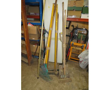 A LARGE SELECTION OF GARDEN TOOLS