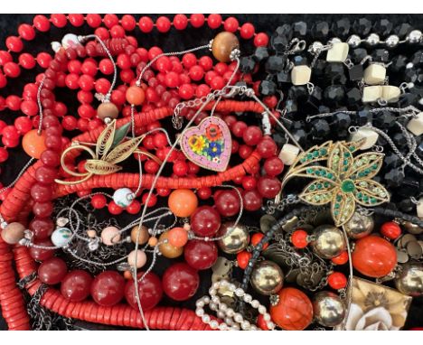 Box of Quality Vintage Costume Jewellery, including necklaces, chains, pearls, beads, bracelets, earrings, brooches,  etc.