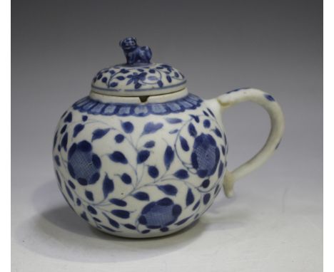 A Chinese Vung Tao Cargo blue and white porcelain mustard pot and cover with lion knop finial, Kangxi period, of globular for