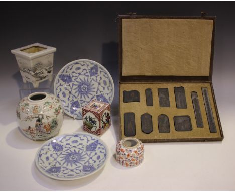 A small group of Chinese porcelain, comprising a famille rose ginger jar, early 20th century, painted with figural panels and