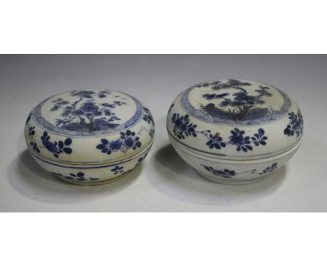 Two Chinese blue and white Cargo export porcelain circular boxes and covers, Kangxi period, each painted with blossoming bran