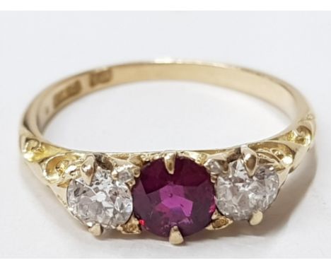 LADIES 18CT YELLOW GOLD RUBY AND DIAMOND THREE STONE RING COMPRISING OF A ROIND CUT RUBY COMPLETE WITH A ROUND CUT DIAMOND EI