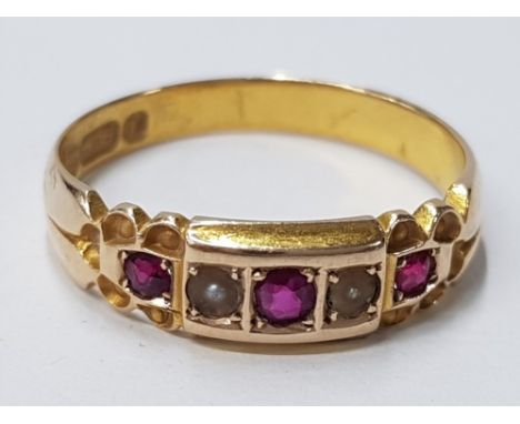 15CT YELLOW GOLD RUBY AND PEARL 5 STONE RING COMPRISING OF 3 ROUND RUBYS AND 2 PEARLS IN CLAW SETTING, 2.7G SIZE P
