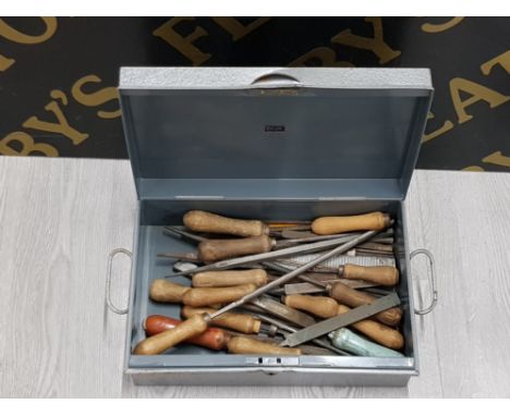 ANTIQUE VINTAGE CHISELS IN METAL PILOT CASE
