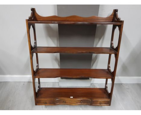 A REPRODUCTION MAHOGANY SERPINTINE FOUR TIER WALL SHELF WITH THREE DRAWERS 68 X 91 X 16.5CM