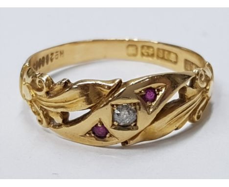 ANTIQUE 18CT YELLOW GOLD DIAMOND AND RUBY BAND RING, SET WITH A ROUND CUT DIAMOND IN THE CENTRE, COMPLETE WITH ROUND CUT RUBY