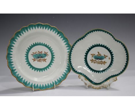 A Worcester French Green quatrefoil single-handled dish, circa 1775, with green serrated band to the rim and central flower, 