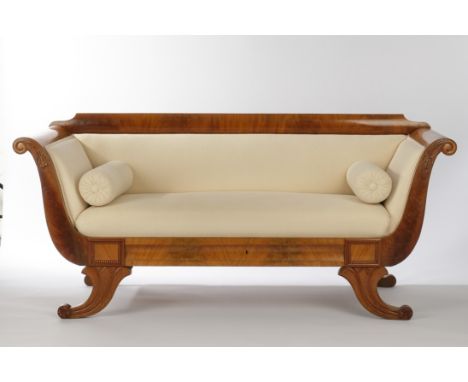 Sofa des Biedermeier, süddt., um 1825/30, Nussbaum, Armlehnen und Füße geschwungen, erneuerter cremefarbener Polsterbezug, zw