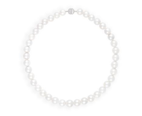 A CULTURED PEARL NECKLACE WITH SAPPHIRE CLASP Composed of a single strand of round slightly graduated cultured pearls of whit