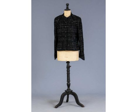 CHANEL Bouclé-Jacke schwarzer Boucléstoff mit Glitzerelementen/Pailletten, Leder an den Innenseiten, zwei aufgesetzte Taschen