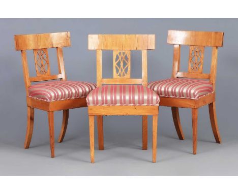 3 Stühle des Biedermeier eckiger Rahmen, Kirschbaum, furniert, leicht gerundetes Rückenbrett, Durchbruch-Strebe, trapezförmig