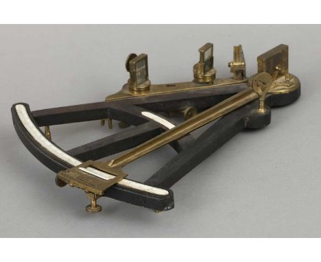 Sextant des 19. Jahrhunderts wohl England um 1850, Ebenholz und Messing, mit Anzahl Reflektoren und Okularen, Bein-Skala, ca.