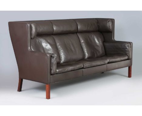 Borge MOGENSEN (1914-1972) 3-Sitzer Coupe-Sofa, Modell 2193 eckiger Rahmen mit hoher Rückenlehne und Ohrenbacken, lose Sitz- 