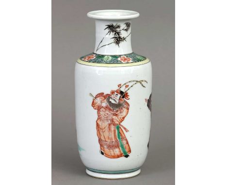 Chinesische Porzellanvase Balusterform mit kurzem Hals und ausgezogener Lippe, auf der Wandung Darstellung zweier Schauspiele