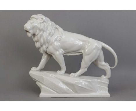 Große GOEBEL Porzellanfigur "Schreitender Löwe" 1920-1930er Jahre, Entwurf AUGUST WILHELM GÖBEL, auf felsförmigem Sockel schr