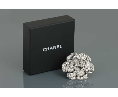 CHANEL Camélia Strass Brosche Form einer Kamelie, Metall, mit Strasssteinen in unterschiedlichen Größen verziert, CC-Logo in 