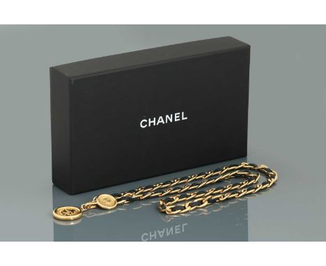 CHANEL Gürtel goldfarbene Kette mit schwarzem Leder verflochten, Medaillons mit CC-Logo, Hakenverschluss, aus der Herbstkolle