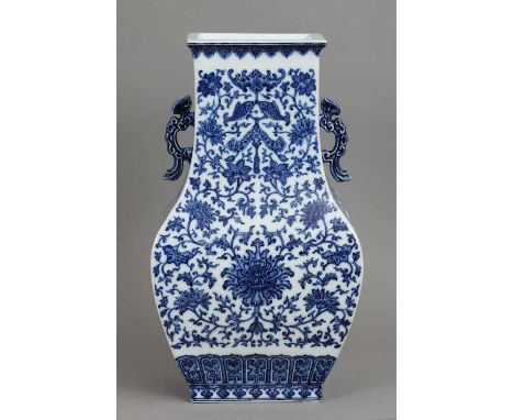 Chinesische Porzellanvase Hu-Form, gekantete Balusterform mit seitlichen Handhaben, flächendeckendes Floral-, Fisch- und Fled