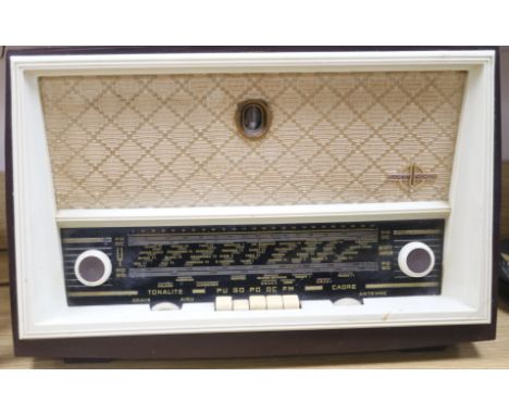 A 1950's brown Bakelite radio