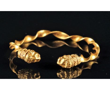 Ancient Greece, Hellenistic, ca. 4th to 3rd century BCE. An exquisite twisted gold bracelet with finely delineated lion head 