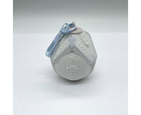 Matte tree ornament for the year 1998. depicts carolers. Lladro backstamp. This item has its original box: 4.25"L x 4"W x 5"H