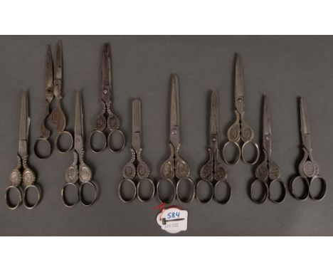 Zehn verschiedene Scheren. Solingen um 1900 / Italien, Borshell. Teilw. bez. „K. Vogel“, L=17 cm. (besch.)