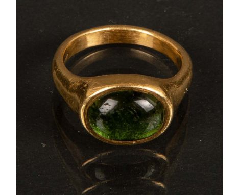Ring. 22 ct Gold, ca. 13 g, besetzt mit Farbstein-Cabochon, Ringgöße 58.