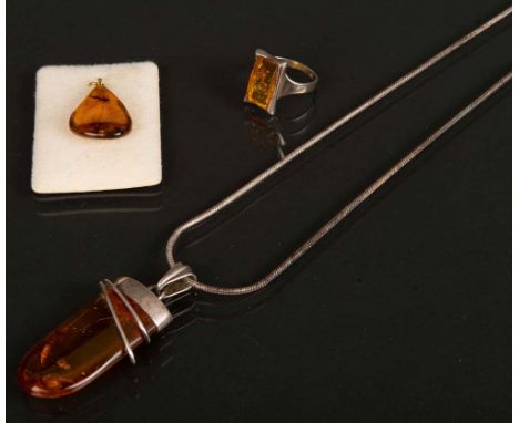 Drei Teile Bernsteinschmuck. Ein Ring, eine Kette und ein Anhänger, Silber bzw. 8 ct Gelbgold.