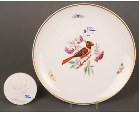 Runder Wandteller und Bisquitrelief mit Mozart-Portrait. Berlin 20. Jh. Porzellan, bunt bemalt mit Vogel, am Boden unterglasu