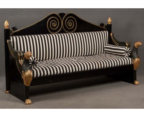 Sofa. Russland, 19. Jh. Massiv Holz, schwarz ebonisiert, Greifvögel auf Seitenteilen vorne, Pinienzapfen an den Enden der hin