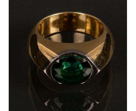 Ring. 18 ct Gold, ca. 22 g, besetzt mit farbigem Stein (Diopsid), Ringgröße 56.