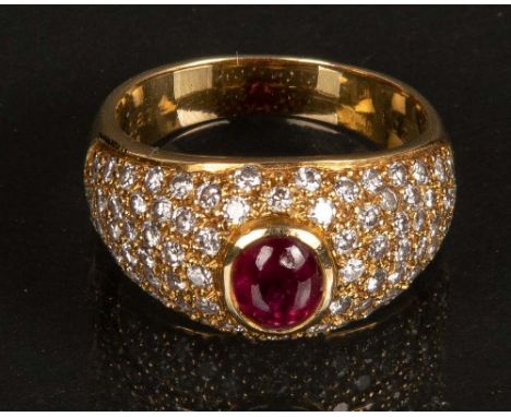 Ring. 18 ct Gold, ca. 5 g, besetzt mit Rubin-Cabochon, ca. 0,81 ct und Brillanten, ca. 1,02 ct, vvsi Wesselton mit Rechnung ü