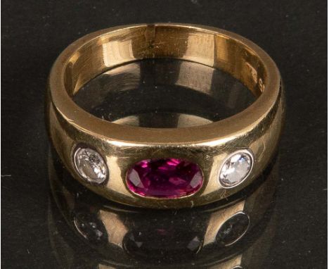Ring. 14 ct Gold, ca. 6 g, besetzt mit Rubin und Brillanten, ca. 0,20 ct, Ringgröße 52.