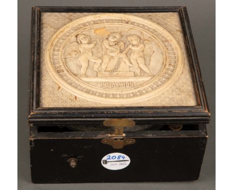 Polyphon mit sieben Metalllochplatten. Deutsch 19. Jh. Holz, schwarz ebonisiert, auf dem Deckel eingelassenes Relief, H=10,5 