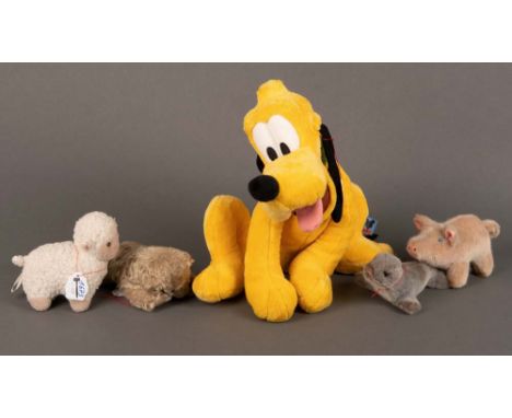 Fünf verschiedene Stofftiere, u.a. Steiff.