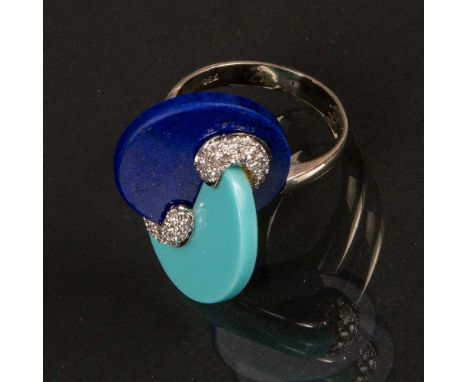 Designer-Ring. 18 ct Gold, ca. 8 g, besetzt mit Türkis und Lapislazuli, Brillanten, ca. 0,40 ct, Ringgröße 58.