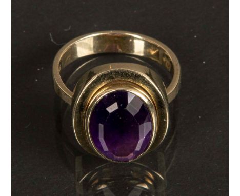 Ring. 14 ct Gold, ca. 8 g, besetzt mit Amethyst, Ringgröße 56. 