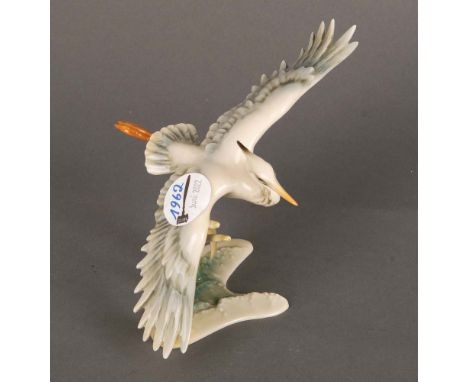 Fliegender Reiher. Kaiser 20. Jh. Porzellan, bunt bemalt, am Boden gemarkt, Entwurf u. sign. „C. Bachmann“, H=13,5 cm.