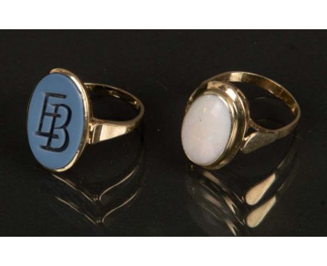 Zwei Ringe. 14 ct Gold, ca. 9 g, besetzt mit Opal bzw. Lagenstein, Ringgröße 57.