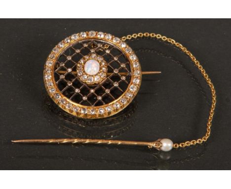 Brosche. 18 ct Gold, besetzt mit Diamanten, ca. 0,60 ct, und einem Opal, Gesamtgewicht ca. 9 g, dazu Sicherheitsnadel mit Per