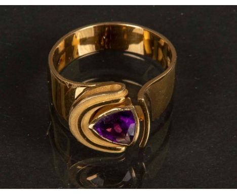 Ring. 18 ct Gold, ca. 10 g, besetzt mit Amethyst, Ringgröße 60.