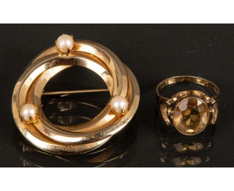 Ring. 8 ct Gold, ca. 3 g, besetzt mit Citrin, Ringgröße 54; dazu vergoldete Brosche.