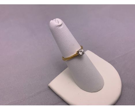 18ct Gold and Diamond Ring - Size M 