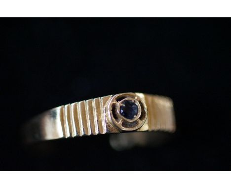 14ct gold and sapphire ring