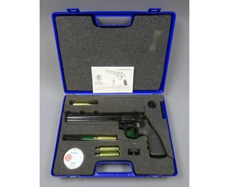 Umarex Smith & Wesson Mod.586-8'' CO2 revolver with four spare capsules, cleaning rod and a part tin of pellets, in hard blue
